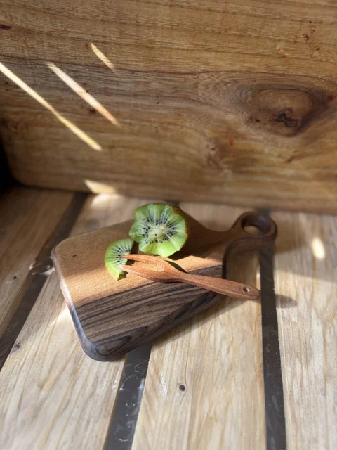 تحته کار مینی کوچک از جنس چوب گردو